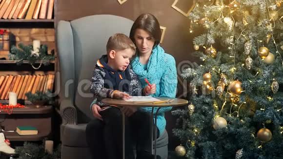 妈妈和小儿子写信给圣诞老人视频的预览图