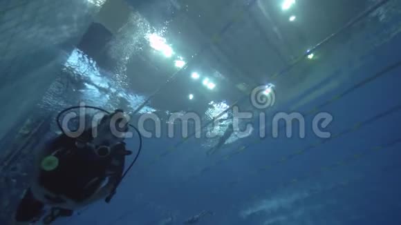 男子水肺潜水员在深水池游泳训练课程视频的预览图