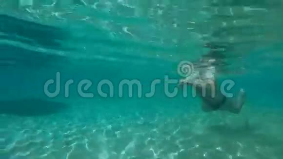 水下胖子在蓝水中游泳视频的预览图