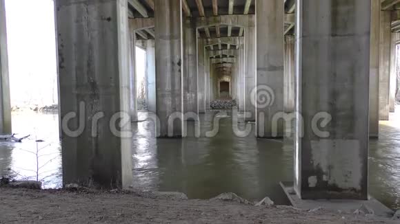 查塔霍切河GA在河的高速公路桥下视频的预览图