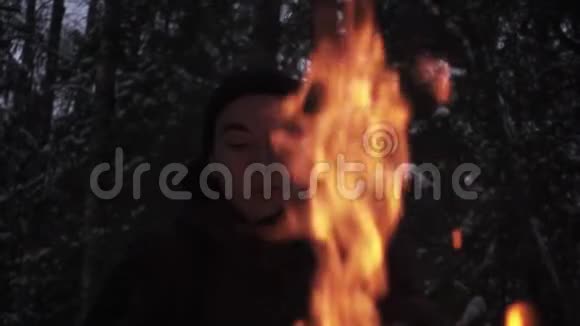 年轻的艺术家坐在森林的篝火前用铅笔捂住耳朵视频的预览图