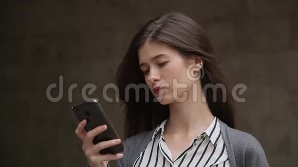 美丽的女人使用智能手机和喝咖啡户外视频的预览图