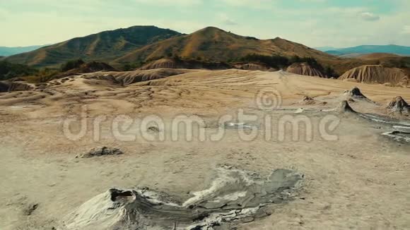 偏远乡村泥火山超广角镜头视频的预览图