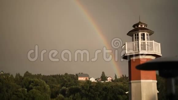 灯塔在夏天的彩虹背景上莫斯科视频的预览图
