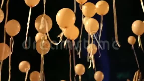 黄色的气球在夜空中飞翔视频的预览图