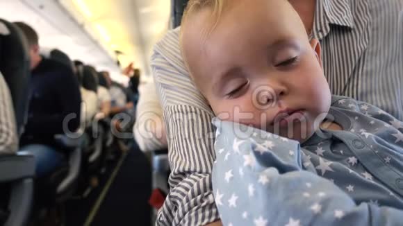 婴儿抱着妈妈在飞机上睡觉视频的预览图