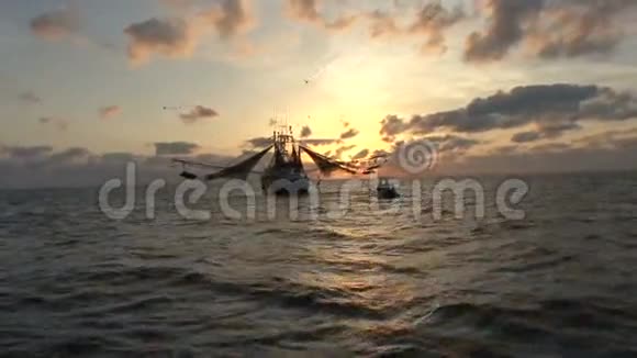 日出的虾船视频的预览图