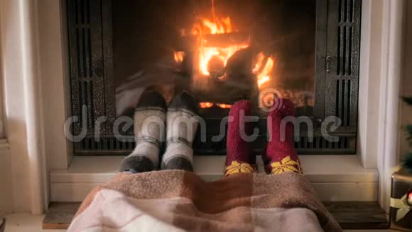 家庭温暖的双脚在燃烧的壁炉上晃动视频的预览图