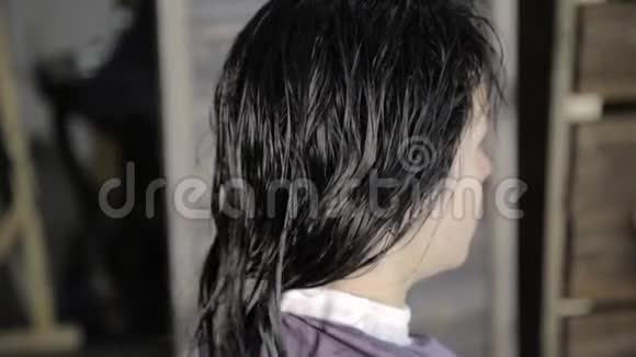专业理发师梳理女性客户头发美容和理发的概念视频的预览图