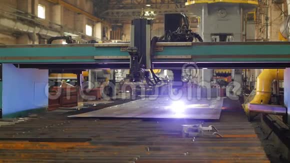 金属等离子自动切割特写工业和生产金属切割制造的现代机器视频的预览图