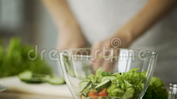 女人在厨房准备沙拉女人亲手切黄瓜视频的预览图
