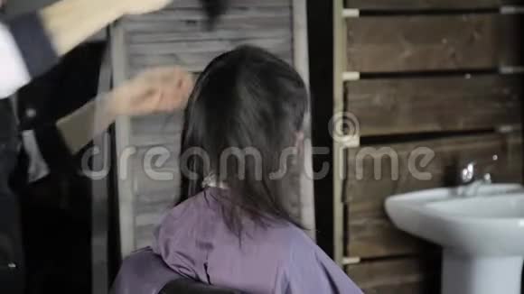 理发师中的年轻女性客户完成程序视频的预览图