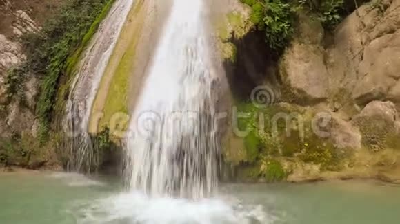 在希腊佩罗奔尼撒的奈达瀑布下一个美丽的旅游目的地视频的预览图