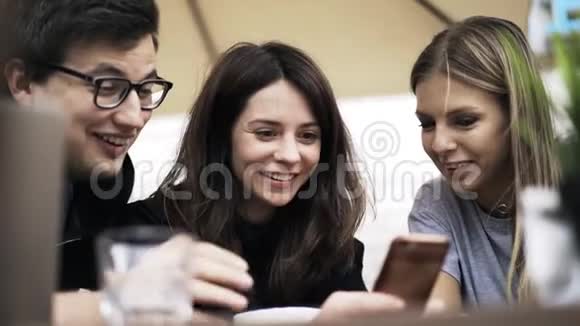 三个朋友在户外咖啡馆聊天视频的预览图
