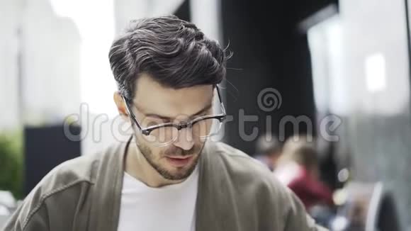 戴眼镜的家伙在户外咖啡馆吃肉视频的预览图