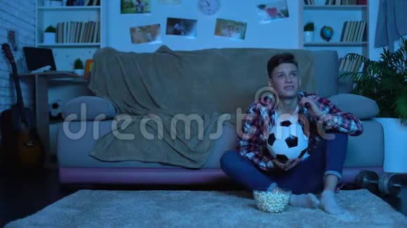 焦虑的青少年在电视上看足球比赛对球队输球运动不满意视频的预览图