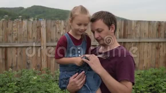 带着奇怪玩具抱着爸爸的女孩视频的预览图