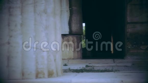 黑白相间的黑暗在废弃的建筑内拍摄可怕的鬼宫视频的预览图
