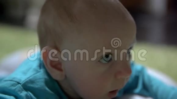 妈妈轻轻地给男婴梳头视频的预览图