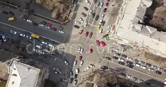 基辅的街道与4K的汽车出租车公共汽车和上面的人的交叉路口的景观视频的预览图