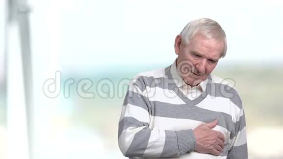 老人感到胸口疼痛视频的预览图