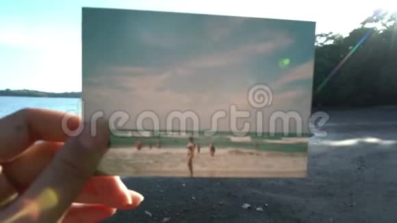 特写牵手照片前美丽的热带沙滩旅行理念太阳照耀着美丽的日子视频的预览图