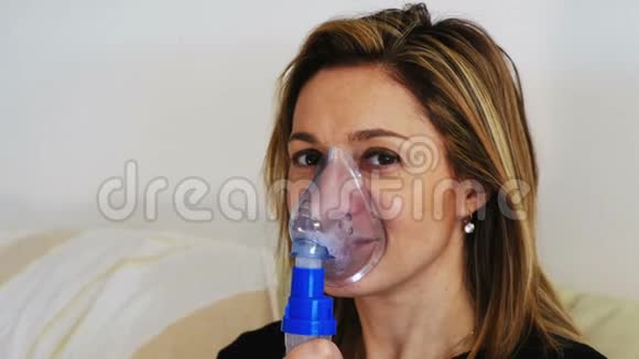 雾化吸入器气溶胶妇女肖像持有吸入机视频的预览图
