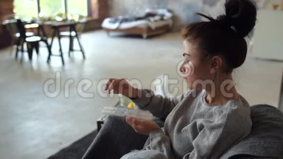 在家里给生病的女士吃药视频的预览图