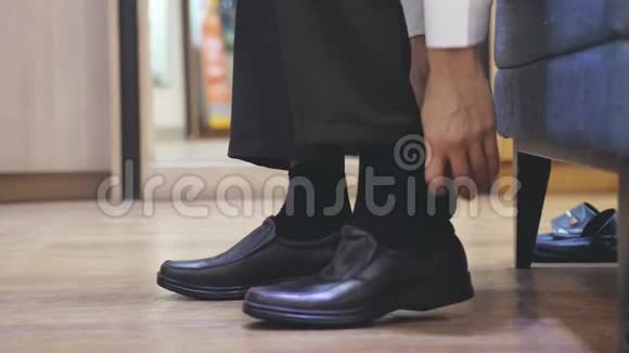 男人穿着棕色的新时尚昂贵的鞋子带着一个鞋勺慢动作3840x2160视频的预览图