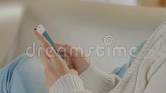 女孩拿着手机打字和朋友聊天约会视频的预览图