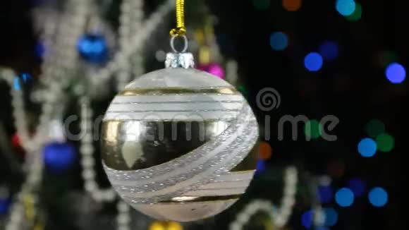 美丽的白色新年和圣诞装饰球沉重地摆动在绳子上视频的预览图