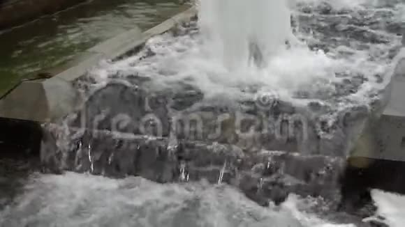 泡沫溪流的水涨船落城市公园的喷泉巷视频的预览图