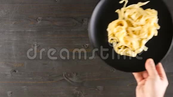 在两个盘子里倒入帕尔马干酪和意大利面食视频的预览图