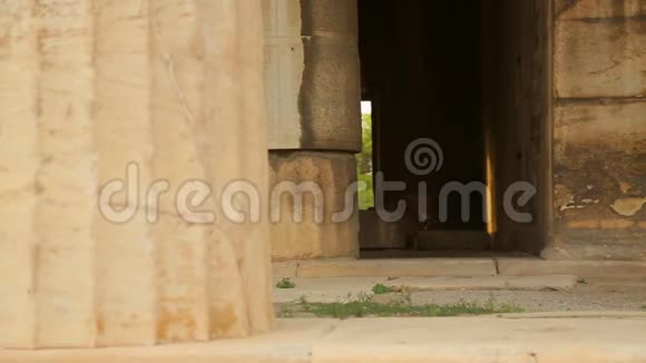 古庙古大理石柱腐朽石墙的内部景观视频的预览图