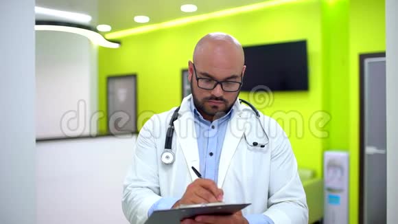 医生书写医疗处方视频的预览图