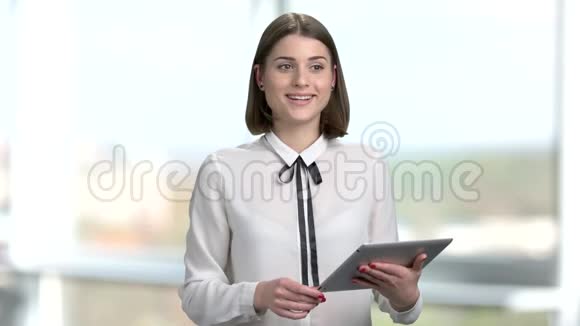女人拿着电脑平板电脑说话视频的预览图