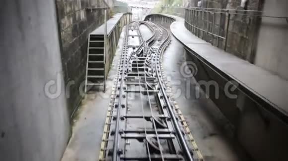 车在隧道内缓慢移动市内交通地铁车驶入隧道搬到车站视频的预览图