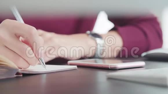 计划和时间管理女性手在笔记本上写字视频的预览图