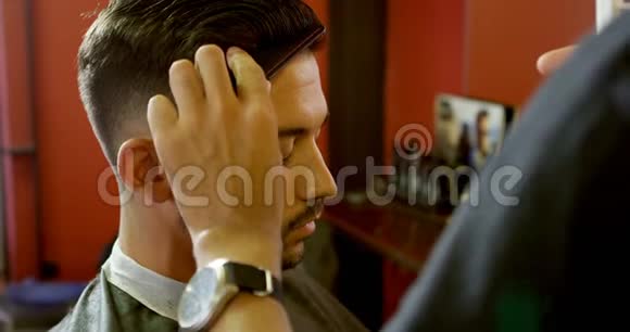 理发师造型客户头发梳子4k视频的预览图