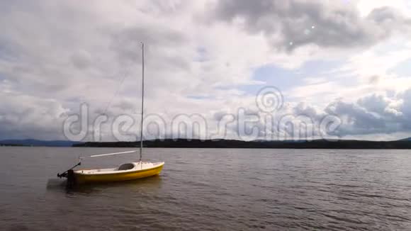 小船停泊在平静的湖水中的浮标旁边视频的预览图