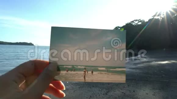 特写牵手照片前美丽的热带沙滩旅行理念太阳照耀着美丽的日子视频的预览图