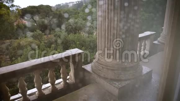 窗户阳台柱上的雨滴电影4k视频的预览图