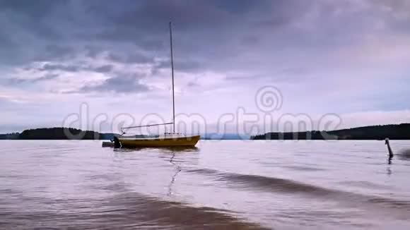 小船停泊在平静的湖水中的浮标旁边视频的预览图