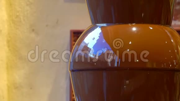 巧克力店橱窗里的喷泉视频的预览图