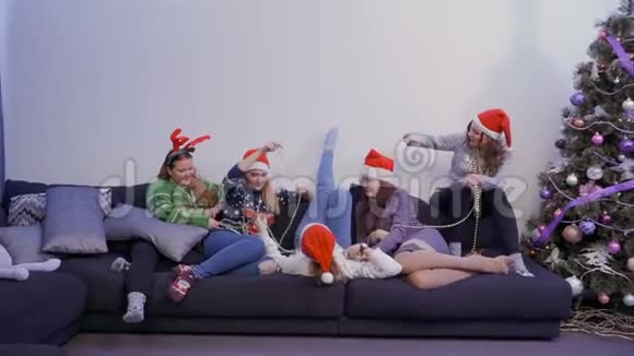 五个漂亮女孩在家玩得很开心圣诞节视频的预览图