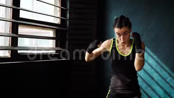适合漂亮的年轻拳击女子训练打健身室慢动作视频的预览图