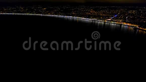 4尼斯法国海滨长廊地中海和机场景观的鸟瞰图法国城市夜景夜晚视频的预览图