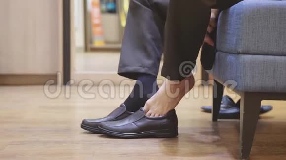 商人穿上棕色的新时尚鞋和袜子慢动作3840x2160视频的预览图