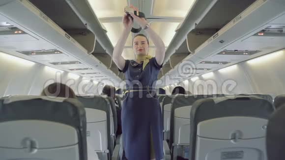 布鲁内特空姐解释了安全规则视频的预览图