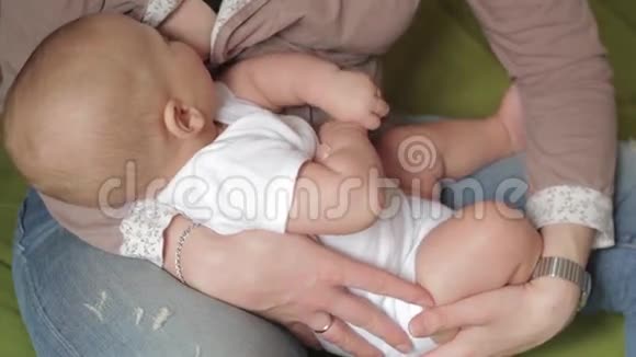 妈妈母乳喂养宝宝视频的预览图